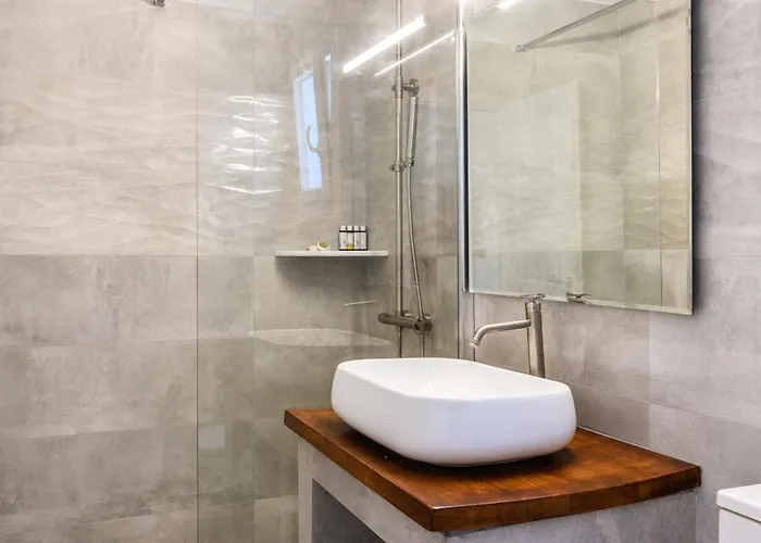 Emerald Bay 4br With Pool By Lia קלפטיס